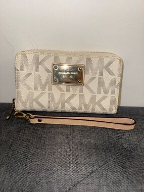 MICHAEL KORS Signature Jet Set Vanilla Medium Zip Around Wristlet/Wallet